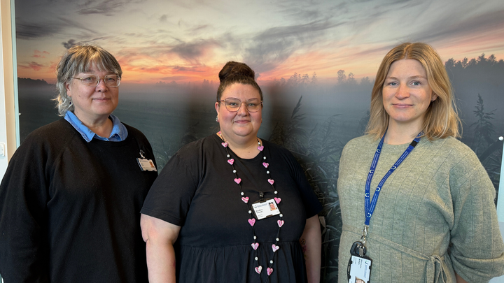 Kuvassa ovat Linity-menetelmäosaajat vt. osastonhoitaja Maija Vuori, lähihoitaja Mira-Maria Kotamäki ja sairaanhoitaja Stina-Lena Britwin.