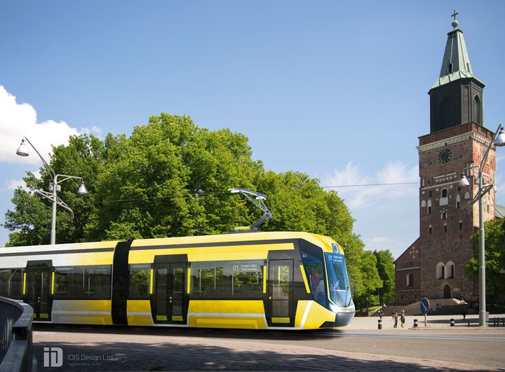 Raitiovaunu ajaa Turun tuomiokirkon edessä aurinkoisena päivänä.