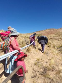 Invånarna deltar i konstruktionen av ett vattensystem i Bolivia.