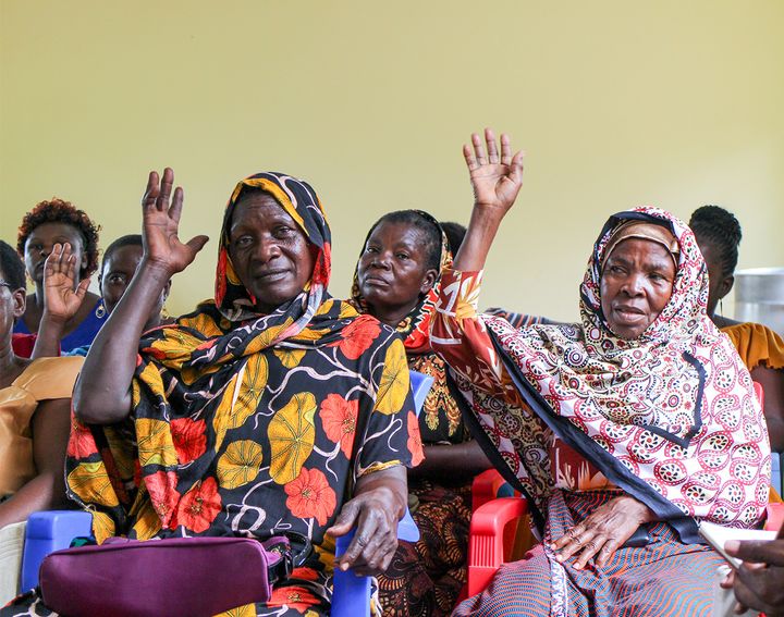 Medlemmar i kvinnogrupper i byn Ngerengere i Tanzania lyfter sina händer som ett tecken på att de har lyckats bygga ett hus. De har fått stöd för att utveckla sin försörjning genom ett projekt som drivs av Finska Missionssällskapet och Tanzanias evangelisk-lutherska kyrka. Foto: Linda Juntunen.