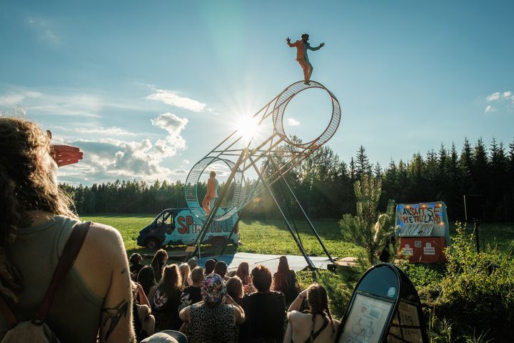 Spinsanea, Race Horse Companyn kuolemanpyöräesitystä, voi jännittää Kosmos-festivaalilla Ristiinassa 10.-13.7. ja Tuusula-päivässä 22.7.