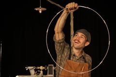 Puuseppä jongleeraa