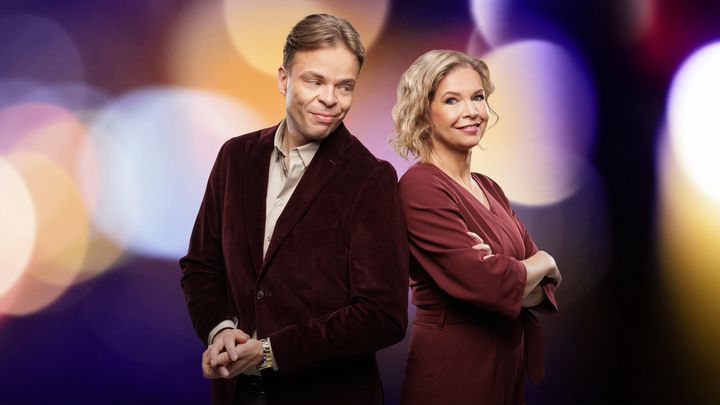 Kuvassa Yle Uutiset Sunnuntain vetäjät Ilkka Lahti ja Anna Lehmusvesi.