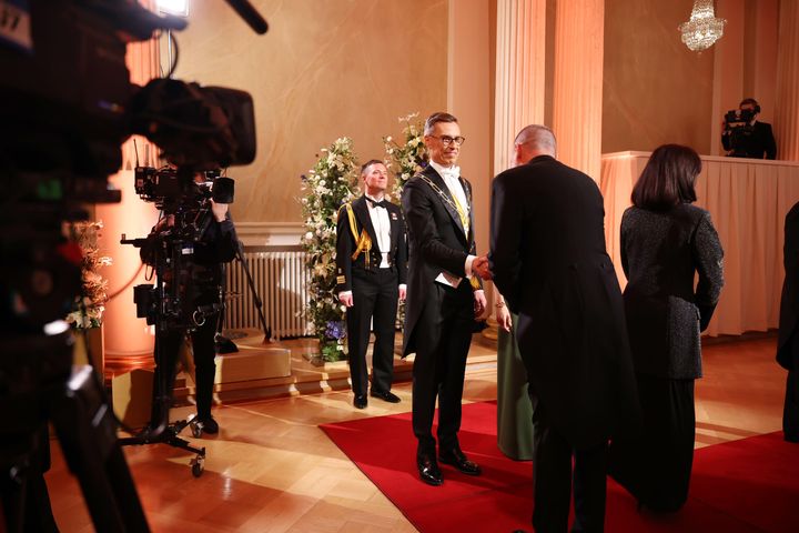 Tasavallan presidentti Alexander Stubb kättelee vieraita itsenäisyyspäivän vastaanotolla.