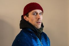 Miro Lopperi, jolla on punainen pipo ja sininen takki.