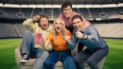 Paulus Arajuuri, Anni Jämsä, Riku Salminen ja Erkka V. Lehtola ovat mukana Yle Urheilun futistiimissä.