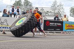 Suomen vahvin -finaaleissa lajit vaihtuvat. Vuoden 2024 naisten finaalissa lajeina ovat muun muassa tukkipunnerrus, tuulilasin pito ja akselin nosto. Kuva vuoden 2023 finaalista.