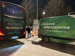 EV Assistance Oy:n liikkuva latausasema lataamassa Yutong T15E sähköbussia onnistuneen 608 km testiajon jälkeen