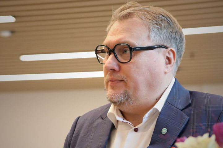 Hyvinvointialuejohtaja Olli Naukkarisen mukaan kyse on tärkeästä periaatteesta. Hän muistuttaa, että suositusten mukaan lausuntoaika kuuluisi olla 6-8 viikkoa.