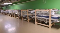 Vanhoja sairaalakalusteita pakattuna kuljetusta varten puutelineisiin