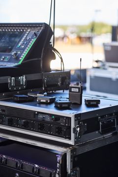 Bidirectional wideband transmission solves many typical problems of multichannel wireless. For example, large backstage racks with IEM transmitters and microphone receivers can be replaced with a single smart Base Station