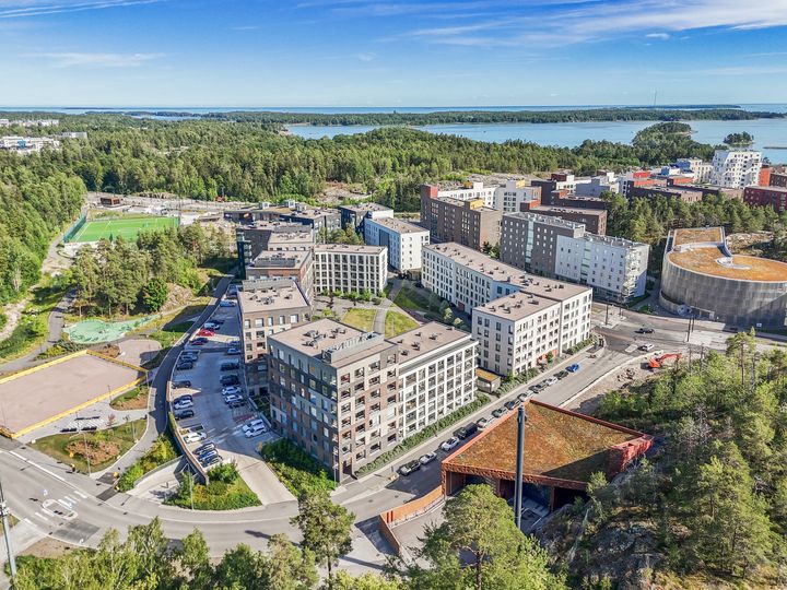 Ilmakuva kerrostalokorttelista Kruunuvuorenrannassa Helsingissä.