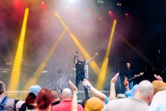 Kake Randelin 70 konsertti Paperitorilla tanssitti yleisöä.