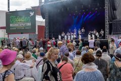 Kuvassa Dallapé orkesteri ja yleisöä.