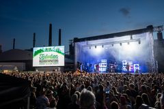 Kuvassa yleisöä Olavi Uusivirran konsertista.