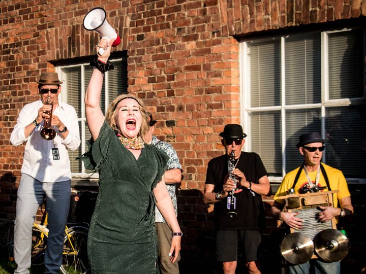 Työväen Musiikkitapahtuman ainutlaatuinen miljöö ja alueohjelma ilahduttaa ja yllättää festivaaliyleisöä. Kuvassa Roamin' Street Band, joka esiintyy myös kesällä 2026. Kuva: Jari Lehtimäki