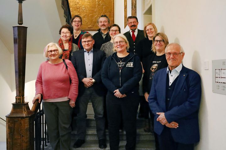 Tieteiden talon portaissa TSV:n hallituksen edustajia, yhteensä 11henkilöä.