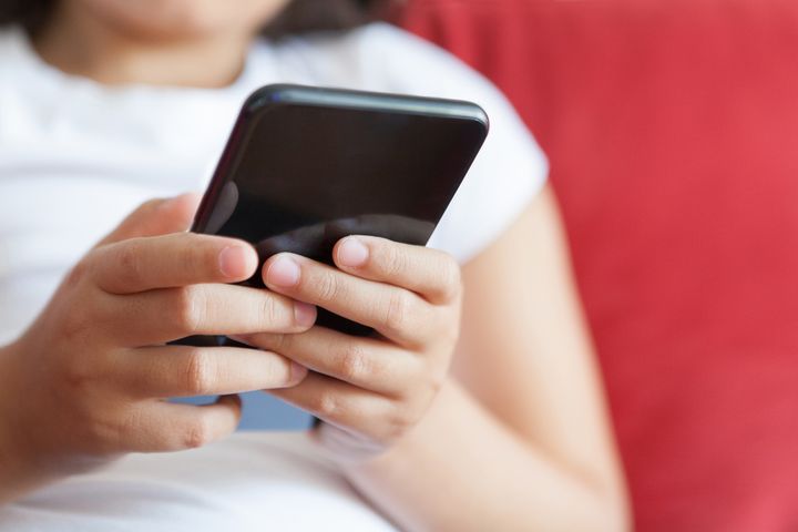 Tytöistä 33 %, muuta sukupuolta olevista 20 % ja pojista kahdeksan prosenttia oli kokenut seksuaaliväkivaltaa netissä.