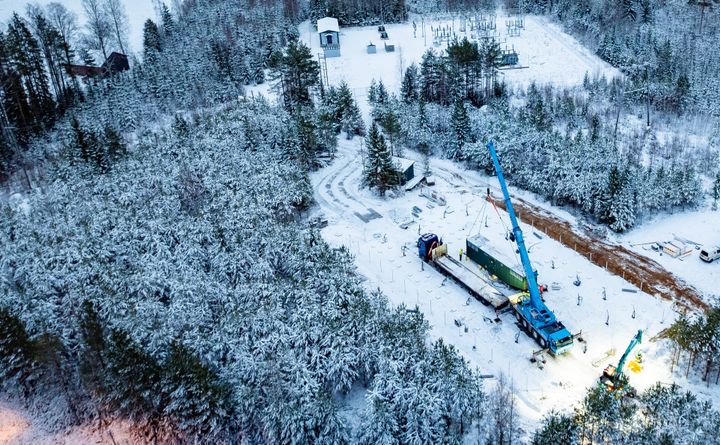 Kuhmoisiin rakentuva akkupuisto on määrä saada kaupalliseen käyttöön tammikuun loppuun mennessä. Kuva: Mikko Kankainen