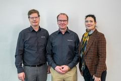 Managing Directors Pia Hobeck (right) and Horst Walther (left) welcome Edward Robinson to Naturinform. Robinson, a native of England, joined the company at the beginning of 2025 as the Director of International Business Development and is to further expand the export business of Naturinform.