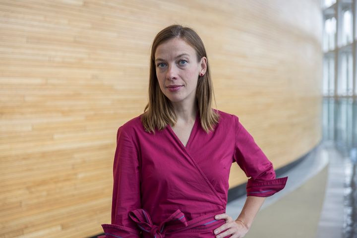 Li Andersson katsoo kameraan käsi lanteilla.