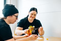 Alavuden Öljynpuristamo. Kuvassa vasemmalla toimitusjohtaja Hanna Yli-Kuha, oikealla tuotevastaava Hanna Ala-Seppälä.