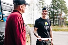 Alavuden Öljynpuristamo. Kuvassa oikealla puristamon tuotantopäällikkö Aapo Liesmäki.