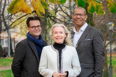 Erik Båsk (Alfred Kordelinin säätiö), Birgitta Forsström (Brita Maria Renlundin muistosäätiö) ja Ari Evwaraye (toimitusjohtaja, Ratkaisurahasto Effekt Oy)