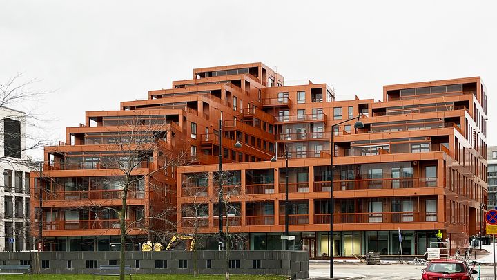 Meripihkan värinen terassitalo Ambra ulkoa edestäpäin. Kuva: ONE Architects