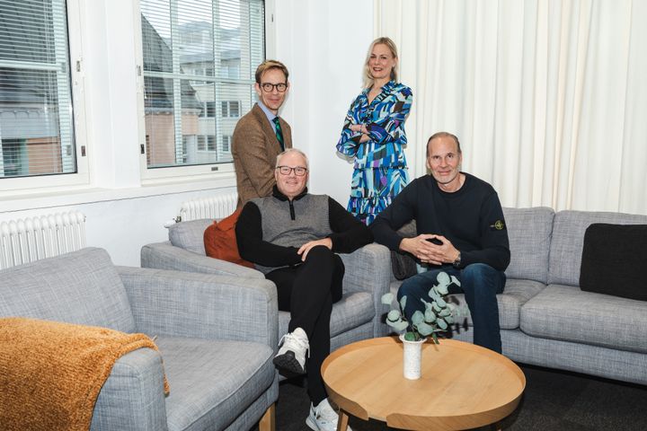 Mad Men Media ottaa haltuun Yle Puheelta vapautuneen valtakunnallisen taajuuden. Kuvassa Mad Men Median perustajakolmikko Mattias Gustavsson (ylhäällä vasemmalla), Robert Persson (alhaalla vasemmalla) ja Henrik Vibeck (alhaalla oikealla) sekä neuvonantaja Taina Roth Digiloi-yrityksestä. Kuva: Joni Luomanen