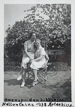 Aleksandra Ionowa and Selma Mäkelä under an apple tree at Whitsun 1938. Ionowa Foundation archive.