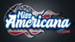 Logo, jossa lukee "Miss Americana". Taustalla Yhdysvaltain lipun kuvioita ja liekkejä.