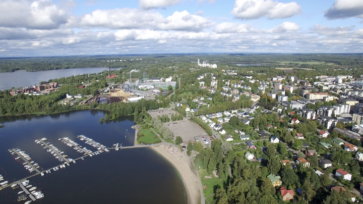 Drone-maisema Aurlahden rannasta Lohjalta.