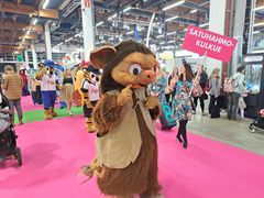 Tytyri Elämyskaivoksen Rönni-peikko ihastutti Lapsimessujen satuhahmoparaatissa keväällä 2025.