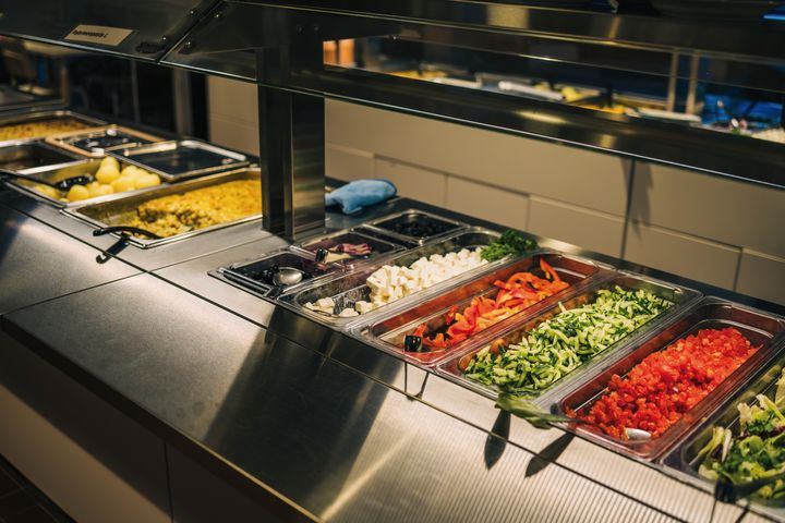 Ruoklinjaston salaattipääty.