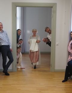 Oopperaluokan opiskelijoita Kässän talolla.