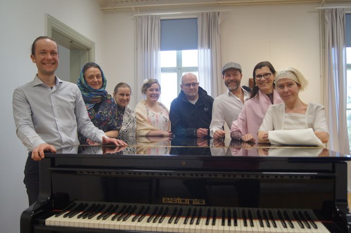 Hiiden Opiston Oopperaluokan kurssilaiset ovat harjoitelleen kevään ajan Kässän talolla.