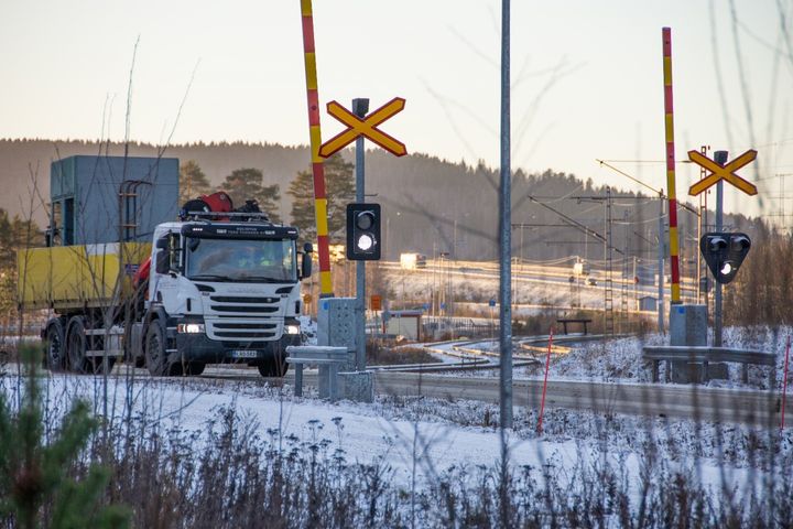 Välitön ilmoitus hätänumeroon 112 on ensimmäinen toimenpide ajoneuvon jäädessä jumiin tasoristeykseen. Kuva: Kuljettaja.fi