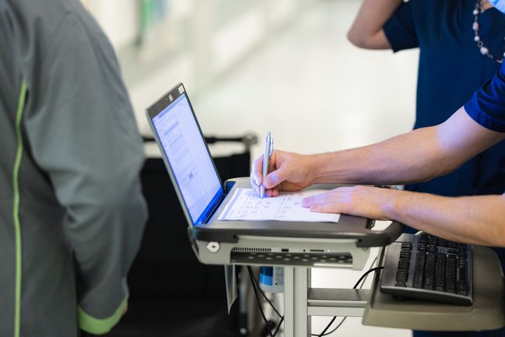 Keski-Suomen hyvinvointialueen ammattilainen palvelee potilasta.