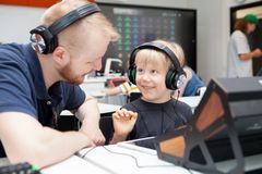 Kuule minua -ääniteoksen tarkoituksena on tuoda lasten ääni kuuluville