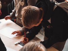 Suomen lastenkulttuuriliiton koordinoimassa Taide kutsuu -hankkeessa kehitetään saavutettavia ja yhdenvertaisia kulttuurikasvatusmalleja kuntiin eri puolilla Suomea.