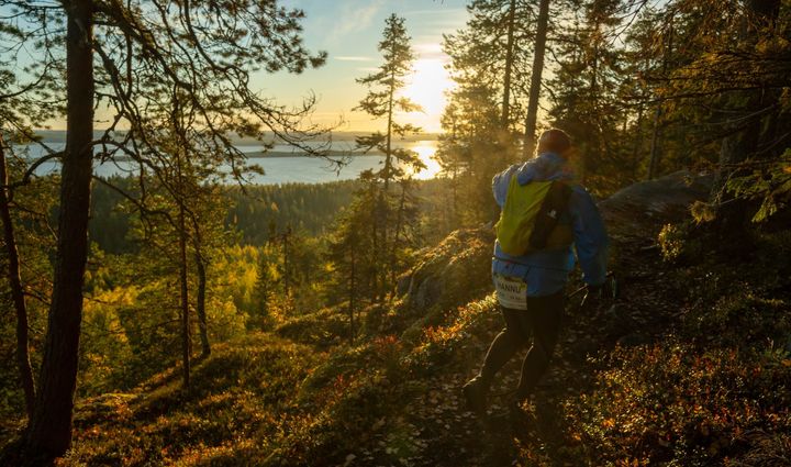 Kirkkaalla säällä Vaarojen Maratonin reitti tarjoaa upeita kaukomaisemia muun muassa Pieliselle ja Herajärvelle.