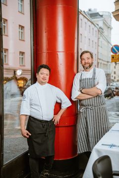 Kuvassa vasemmalla Maxillin keittiömestari Marlon Rueda ja oikealla Michelin-kokki Filip Langhoff.