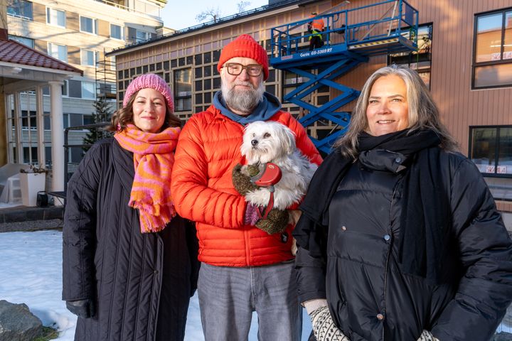 Kuvassa oikealta vasemmalle operatiivinen johtaja Saara Jalkanen, yrittäjä, toimitusjohtaja Margo Saxberg ja yrittäjä, tunnelmasuunnittelija Marita Saxberg sekä yrittäjien Sylvi-koira.