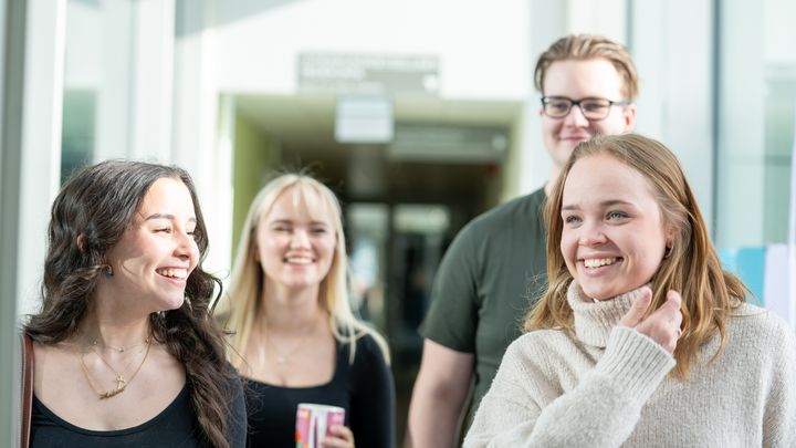 Turun yliopiston opiskelijoita kampuksella.