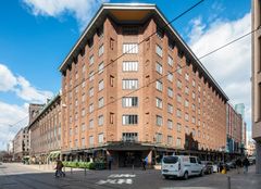 Epicenterin pääsisäänkäynti muuttuu flash mobin myötä hurjien skeittitemppujen näyttämöksi.