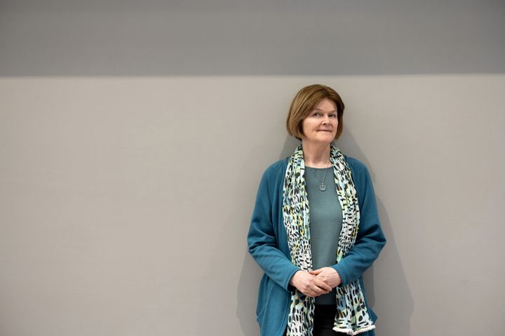 Valtuutettu Päivi Topo katsoo kameraan neutraalilla ilmeellä.