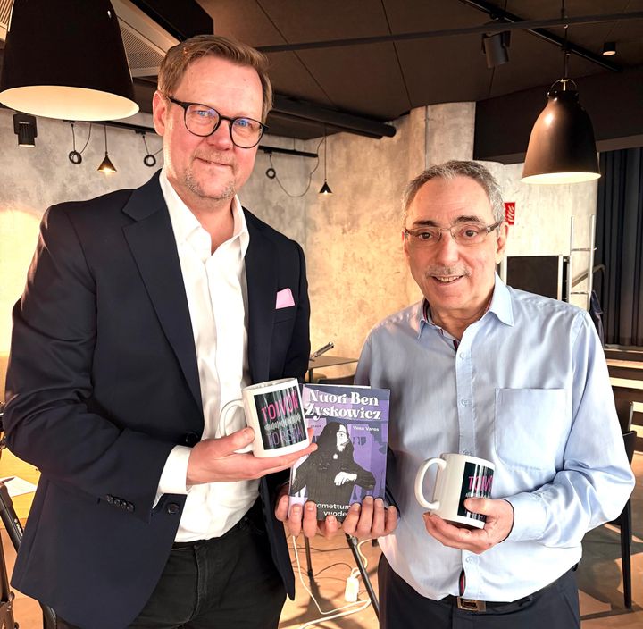 Kansanedustaja Ben Zyskowicz ajatuspaja Toivon videopodcastin Toivon torstain kuvauksissa toiminnanjohtaja Raine Tiessalon kanssa