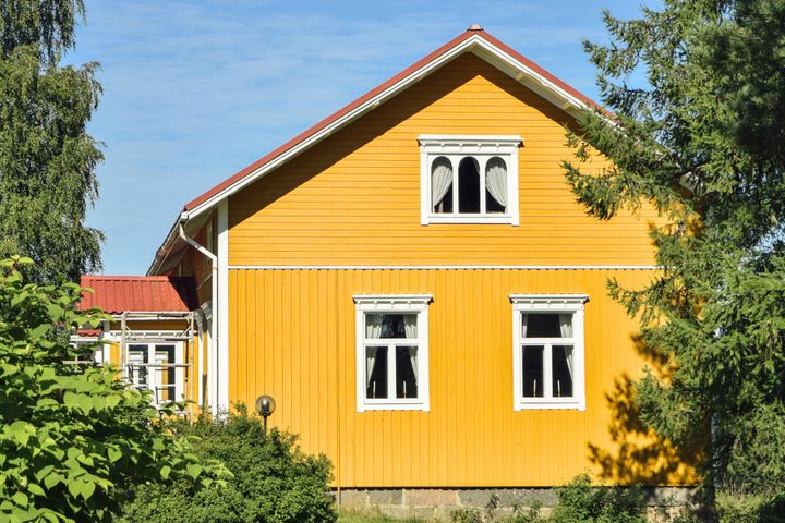 Omakoti- ja paritalojen omistajat voivat vielä hakea avustusta öljy- ja maakaasulämmityksen vaihtoon elinvoimakeskuksesta. Avustushaku päättyy 25.5.2026.