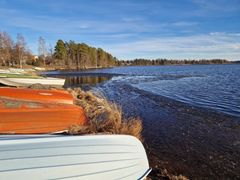 Rannalla käännettyjä veneitä, taustalla Palokkajärvi ja metsäistä rantaa.